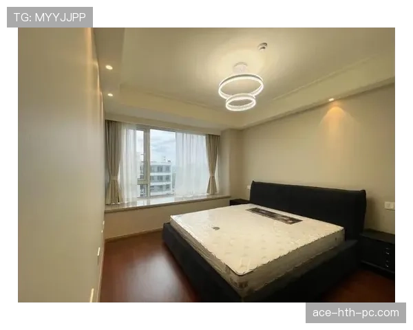 侯志慧试包的那张图，包比我家装修还值钱