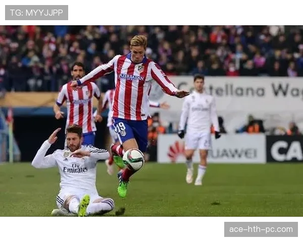 拉莫斯居然下场就换睡衣了，这球场边的反差谁看得懂？