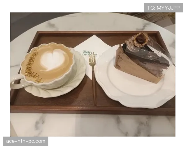 孙兴慜赛场上拼到飞起，街角买咖啡那一刻却像随手挥霍，这反差真晃眼