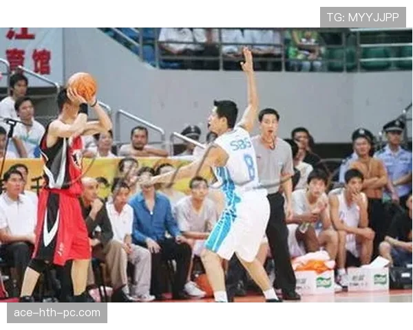 手抛球规则：何时必须用单手掷界外球及常见违规判罚