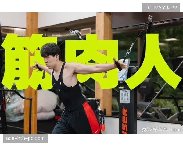 杨瀚森这休息日一个人逛奢侈品店，钱包都要抗议了吧！